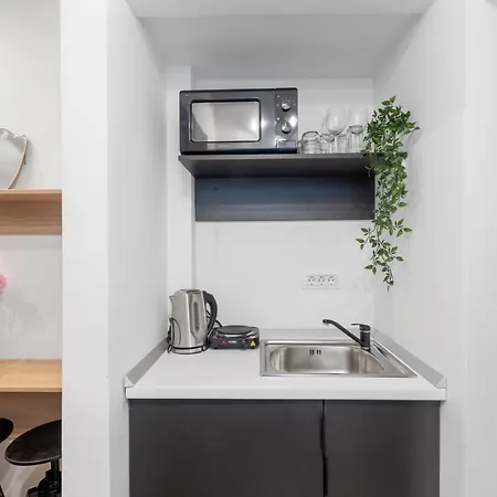 Ultra Central, 15 Sqm By Urbanesq * Boekarest